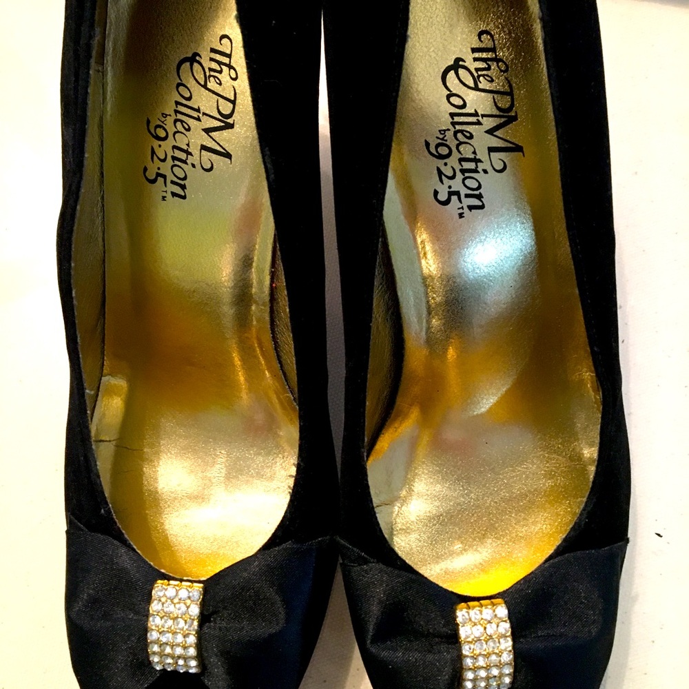 Black suede dress shoe with rhinestone embellishment size8